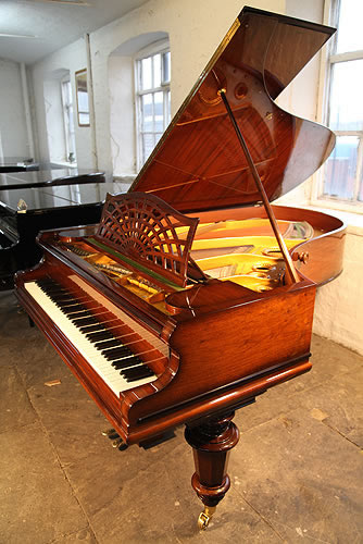 貝西斯坦（Bechstein）型號 B 三角鋼琴（已翻新），產於1908年，紅木外殼，鏤空雕刻琴譜架，圓形琴腿