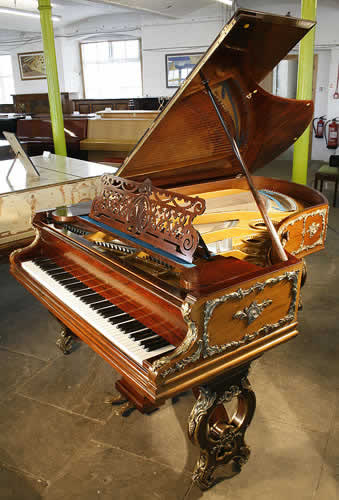 Bechstein 這台具有法國路易十五以及洛可哥風格的貝西斯坦擁有紅木外殼，整個琴身有多處黃銅雕飾，琴腿的鏤空模仿了古時的七弦豎琴造 型、這架琴曾經放置於英國北約克郡的斯溫頓公園，屬於柴契爾夫人的內政大臣 William Whitelaw. William Stephen Ian Whitelaw 是英國的第一子爵（1918.07.28-1999.07.01）常被人們稱為 Willie Whitelaw，英國的保守派人 士，內閣成員，英國內政大臣和副首相。 